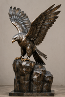 Sculpture d'aigle en métal artisanale de luxe avec des ailes levées sur une base en pierre pour la décoration de la maison, de l'hôtel, du jardin et de l'extérieur