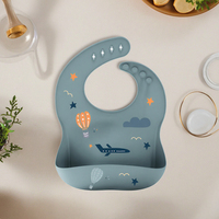 Bavoir pour bébé en silicone sans BPA à motif imprimé personnalisé OEM, doux et lavable, accessoire d'alimentation pour enfant mignon, vente en gros
