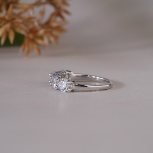 Anillo de eternidad con diamantes redondos en oro blanco en la mano de una mujer, joyería fina clásica de lujo, regalo de aniversario de bodas, primer plano - Product Image 6
