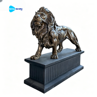 Sculpture de lion debout en bronze antique grandeur nature pour jardin extérieur avec piédestaux pour la décoration de la maison
