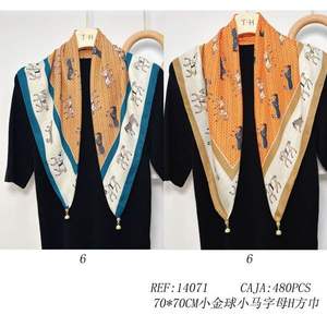 Sciarpa Quadrata 70x70Cm con Design Lettera H e Pony, Accessorio di Moda in Poliestere Multifunzionale - Product Image 3