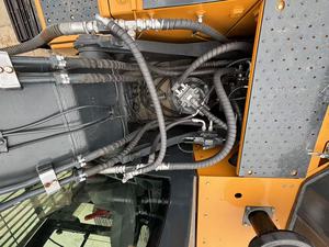 Excavatrice sur chenilles HYUNDAI 305LC-9T d'occasion, bien entretenue, entièrement fonctionnelle, excellent choix pour la construction urbaine et les travaux de terrassement - Product Image 6