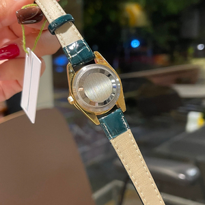 Montre de luxe pour femme à quartz, bracelet en cuir et acier inoxydable, avec accents de diamants et cadran à aiguilles - Product Image 4