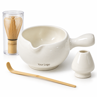 Bol à matcha en céramique blanche avec poignée et bec verseur, logo personnalisé pour la préparation quotidienne du matcha à la maison ou au café, cérémonie du thé