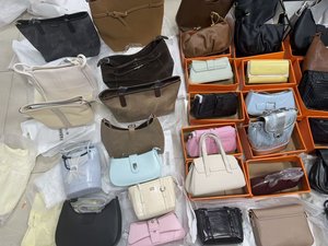 Sacs à main d'occasion de marques variées en gros, sacs à bandoulière, sacs fourre-tout tendance pour femmes, vêtements d'occasion pour femmes, assortiment de sacs pour femmes - Product Image 4