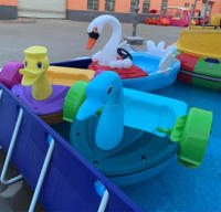 Bateau à pédales QIQU en PE vierge pour parents et enfants, idéal pour piscine, bateau commercial à manivelle à thème dessin animé