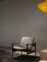 Fauteuil vintage en bois massif de frêne, finition peinture brute, coussin en cuir, chaise longue pour aménagement de restaurant haut de gamme