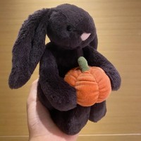 Jellcatt UK - Peluche de Conejito Bashful Gris Oscuro con Calabaza, Muñeco de Conejo de Peluche Suave con Orejas Caídas