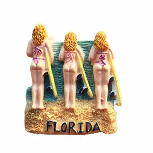 Prodotti turistici le caratteristiche dei magneti del frigorifero della ragazza del surfista della spiaggia della Florida in resina