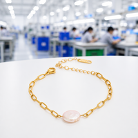 Vente en gros de bijoux : Bracelets en acier inoxydable plaqué or 18 carats avec perles d'eau douce irrégulières et fermoir épingle, vente en gros de bijoux