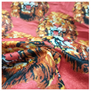 Robe traditionnelle africaine en tissu de velours Isiago Maqbal avec lion multicolore imprimé pour les filles musulmanes pour les mariages - Product Image 1