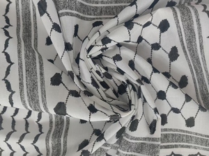 Bandana con estampados geométricos monocromáticos elegantes para trajes versátiles. - Product Image 3