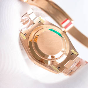 Artesanía de panel de alta calidad a nivel de techo, graduaciones a escala completa, luminiscencia uniforme. Reloj Mecánico para Hombre - Product Image 5