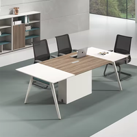 Bureau de direction en forme de L avec plateau en bois clair, pieds en métal blanc et rangement intégré