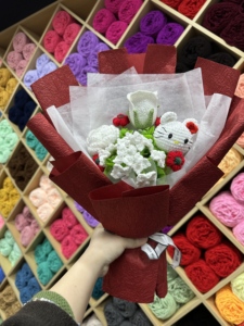 Ramo de <span class=keywords><strong>Papel</strong></span> de Regalo con Diseño de Fresa Tejida a Crochet, Ramos de Flores Hechos a Mano, Ecológicos y Elegantes, Regalo para Graduación o Halloween - Product Image 6