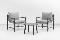 Ensemble de conversation minimaliste en métal pour l'extérieur, cadre noir mat, fauteuils individuels, table basse ronde, coussins compressés haute densité