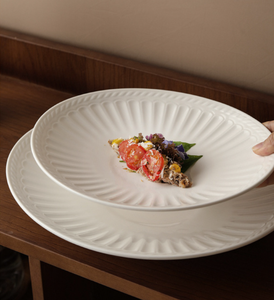 Assiettes ovales en porcelaine blanche de luxe, style romain, gaufrées, grand format 14 pouces, pour hôtels haut de gamme, idéales pour les steaks et les pâtes, avec logo personnalisé. - Product Image 6