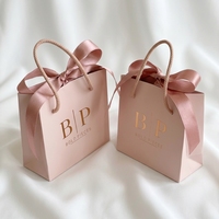 Bolsa de Regalo de Papel Rosa Premium con Logotipo en Lámina Dorada, Lazo de Cinta de Satén y Asa de Cuerda Dorada para Joyería, Cosméticos y Compras