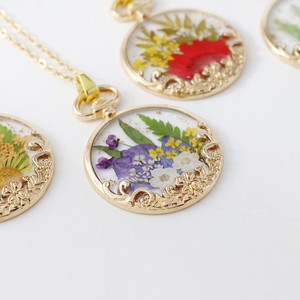 Collana Artigianale con Fiori Veri Essiccati, Ciondolo Rotondo Traforato Vintage Placcato Oro, Gioiello in Resina <span class=keywords><strong>per</strong></span> Uso Quotidiano e Regalo <span class=keywords><strong>per</strong></span> <span class=keywords><strong>Signore</strong></span> - Product Image 4