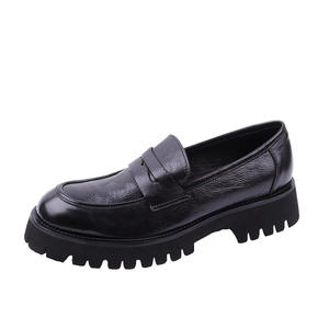 Zapatos de cuero para hombre de último estilo, modernos y retro, adecuados para ropa formal de negocios, con suela gruesa. - Product Image 1