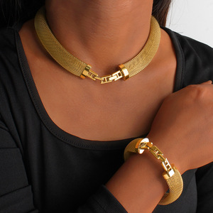 Ensemble de bijoux tour de cou à chaîne clavicule de luxe assortie en <span class=keywords><strong>or</strong></span> 18 carats avec mailles en acier inoxydable mode européenne et américaine transfrontalière - Product Image 3