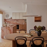 Ensemble d'armoires de cuisine modulaires en contreplaqué brillant de style européen minimaliste Senger avec îlot et comptoirs en quartzite de luxe