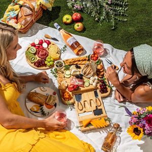 Juego de Tabla de Quesos de Bambú Extensible con Cuchillo y Tenedor Multifuncional para Picnic y Uso al Aire Libre - Product Image 1