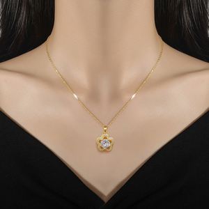 Collar de Acero Inoxidable con Baño de Oro de 18k, Resistente al Deslustre, con Hermosa Flor de Cinco Pétalos y Diamantes - Product Image 2