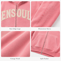 Sweat à capuche zippé vintage personnalisé, coupe oversize, avec logo lettre en strass et patch effiloché sur la manche, style streetwear