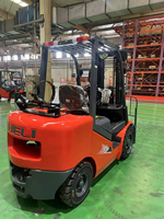 Chariot élévateur Heli CPCD35 avec fourches à déplacement latéral pour le positionnement des conteneurs en interne