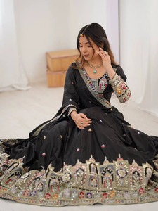 Ensemble de luxe Lehenga Choli noir avec dupatta et broderies, provenant d'un fournisseur indien, idéal pour les mariages et événements spéciaux, disponible à la vente. - Product Image 3