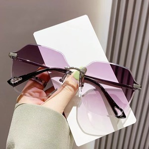 Nouvelle Tendance Mode : Lunettes de <span class=keywords><strong>Soleil</strong></span> <span class=keywords><strong>Femme</strong></span> Sans Monture, Protection UV400, Haut de Gamme, Personnalité, Amincissant le Visage, Or Blanc, Pour Soirée - Product Image 3