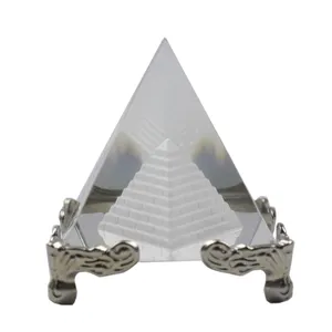 Presse-papiers pyramide en verre à gravure personnalisée en artisanat de cristal avec base en argent