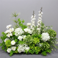Décoration de mariage avec arrangement floral de style forestier, arrangement floral au sol, fleurs de simulation pour mariage