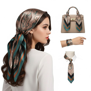 Écharpe carrée en satin de soie à motif paisley personnalisé, foulard vintage pour femmes de 90 cm avec bordure verte pour les cheveux et le cou - Product Image 1