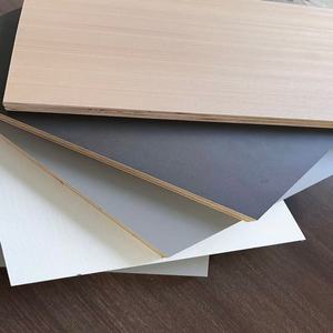 Moderne Weißeichen-PVC-Furnierplatten Erstklassige E0 Feuchtigkeitsbeständige Wasserdichte Laminatplatten 1 Jahr Lagernutzung Innenbereich - Product Image 1