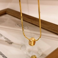 Collier ras du cou délicat en perles brossées dorées style rétro français 2026, design de niche, pendentif personnalisé