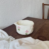 Bol à matcha en céramique fait main avec illustration délicate de fraises, idéal pour les amateurs de thé et la décoration