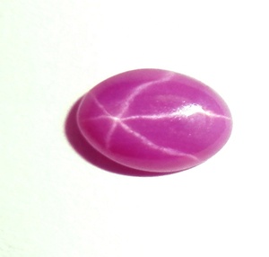 Rubis étoilé ovale 5x7mm 1 carat, cabochon poli créé en laboratoire avec effet étoile à 6 branches pour la fabrication de bijoux - Product Image 3