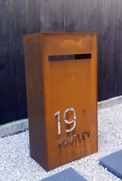 Boîte aux lettres autoportante vintage en acier Corten rouillé rouge, durable, étanche, installation facile, capacité personnalisable, usage urbain, Chine