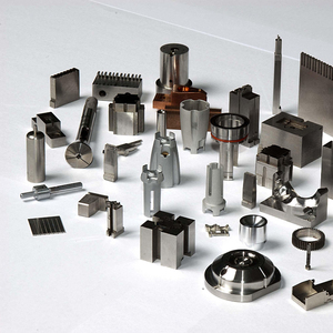 Pièces d'usinage CNC personnalisées OEM en acier inoxydable de précision en aluminium pour les applications de moteurs électriques Composants de couverture de surface unie - Product Image 1