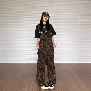 Salopette in denim con stampa leopardata retrò da donna, stile streetwear americano - Product Image 1