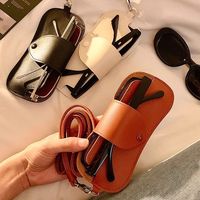 Pochette de rangement créative et minimaliste en cuir pour lunettes, design à suspendre au cou, fermeture à pression, style rabattable pour lunettes de soleil de voyage - Décoration
