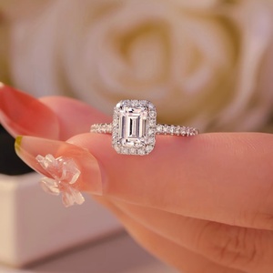 Anillo de Compromiso Unisex Clásico de Oro Sólido de 14K con Halo de Diamantes Cultivados en Laboratorio con Corte Esmeralda de 1CT, Certificado por IGI, 3g - Product Image 3