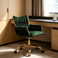Fauteuil de bureau en velours vert capitonné à dossier haut, siège pivotant réglable en hauteur, base en métal doré avec roulettes