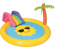 Fontaine gonflable pour enfants, jeux d'eau dans la piscine de pataugeoire d'été fraîche avec toboggan dans la pelouse de la cour