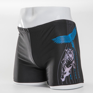 Pantalones cortos para mujer, color negro, con estampado de león rojo, ropa deportiva de secado rápido - Product Image 3