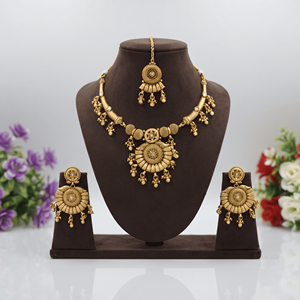 Ensemble collier ras-du-cou tendance en cuivre mat plaqué or, style corde, avec boucles d'oreilles Jhumka et Maang Tikka assortis, pour femme, idéal pour mariage - Product Image 1