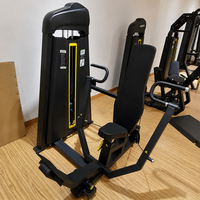 Machine de musculation pectorale professionnelle avec poignées multi-grip et siège réglable pour un entraînement contrôlé de la force pectorale