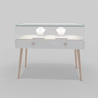 Agencement intérieur de bijouterie sur mesure avec éclairage LED, vitrines murales et présentoirs de showroom